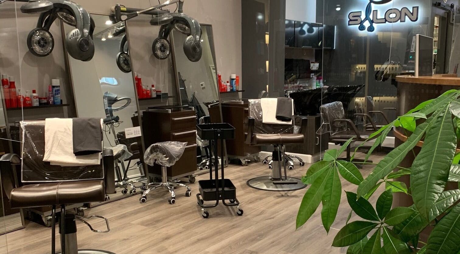 Modern salon interior at 888 Salon, featuring stylish chairs and mirrors in Chicago, Illinois, US.