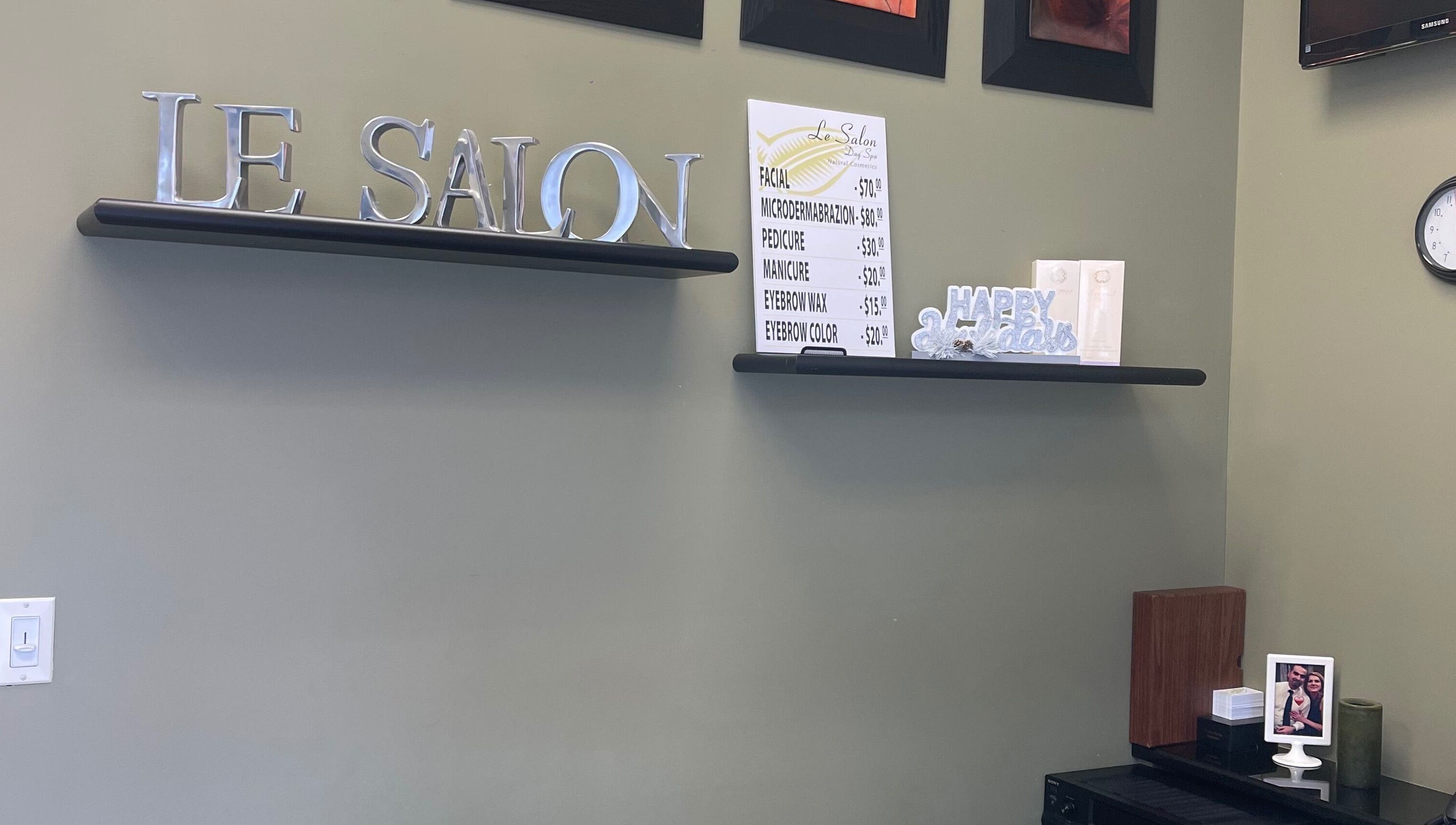 Le Salon & Spa prices and decor in Chicago, Illinois, US display a chic ambiance with service board.