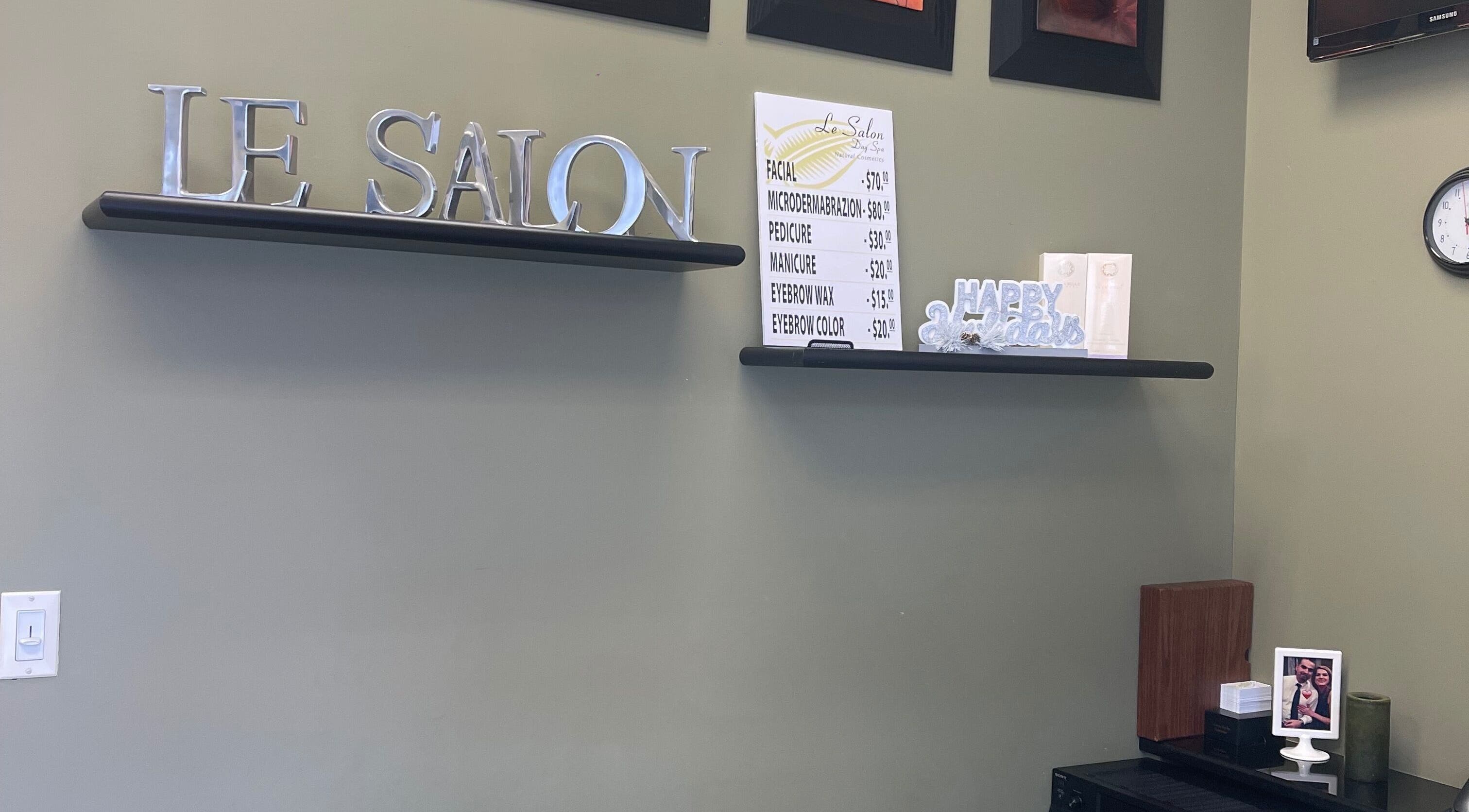 Le Salon & Spa prices and decor in Chicago, Illinois, US display a chic ambiance with service board.