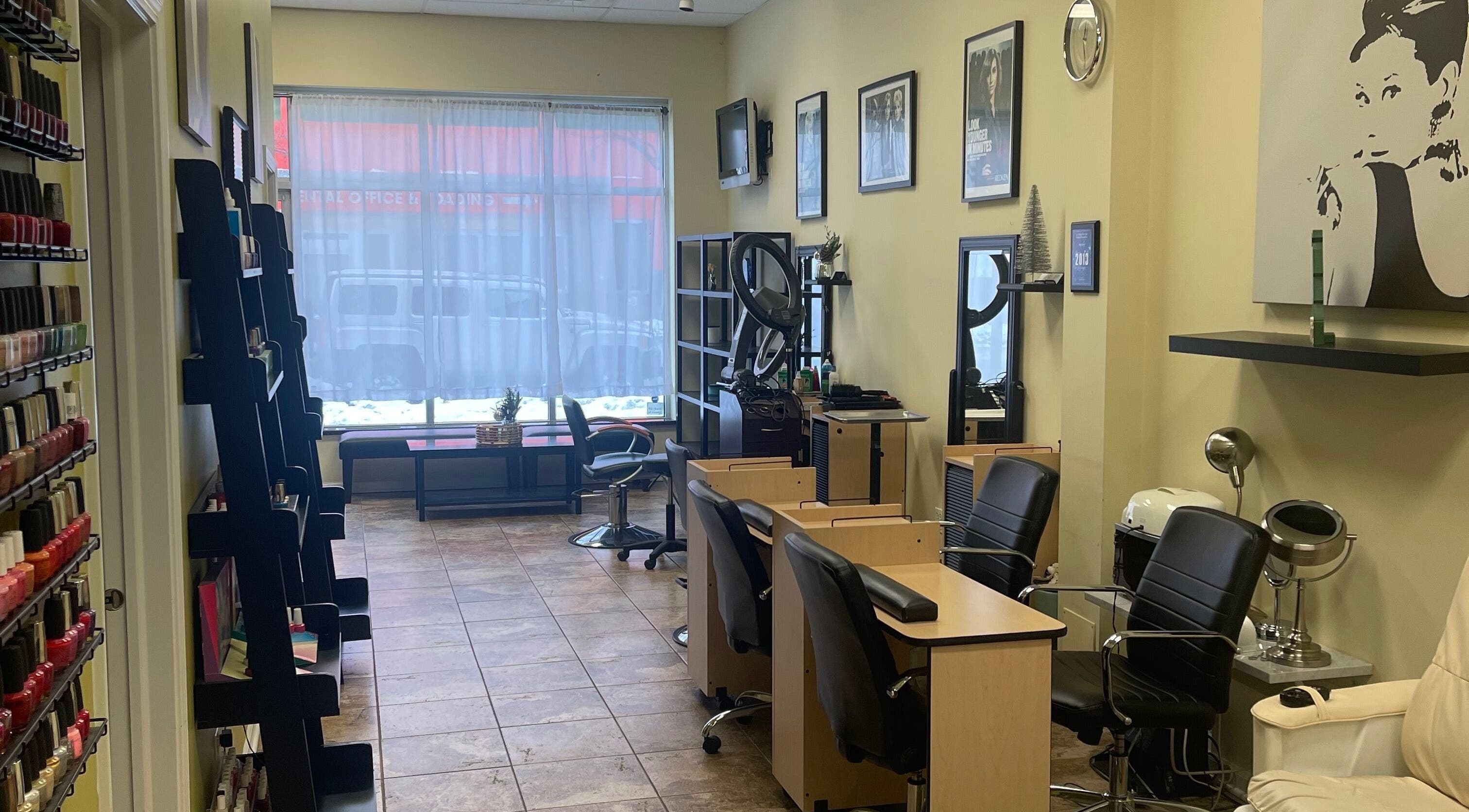 Elegant interior of Le Salon & Spa in Chicago, Illinois, US featuring modern styling stations and decor.