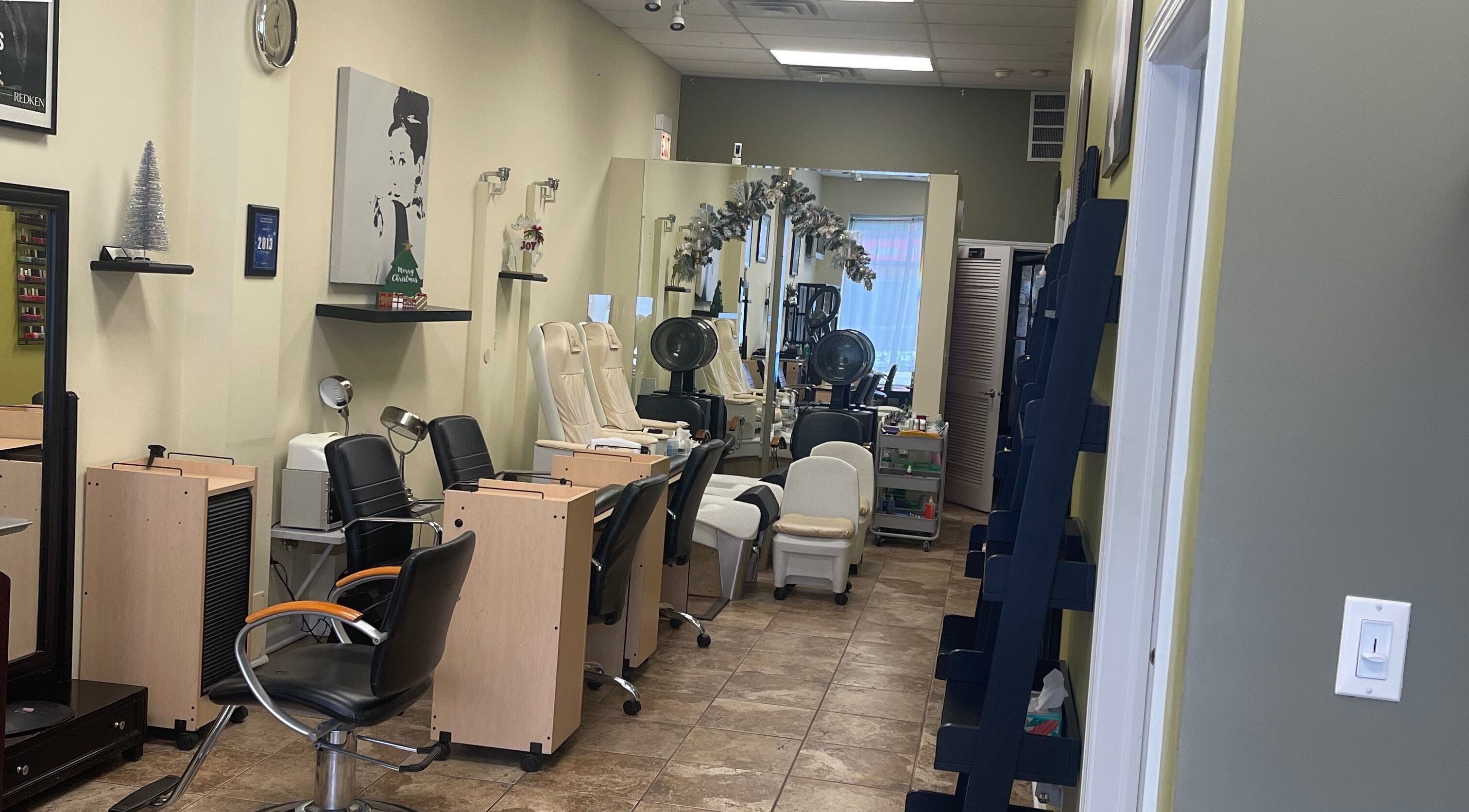 Le Salon & Spa interior showing styling chairs and mirrors in Chicago, Illinois, US.