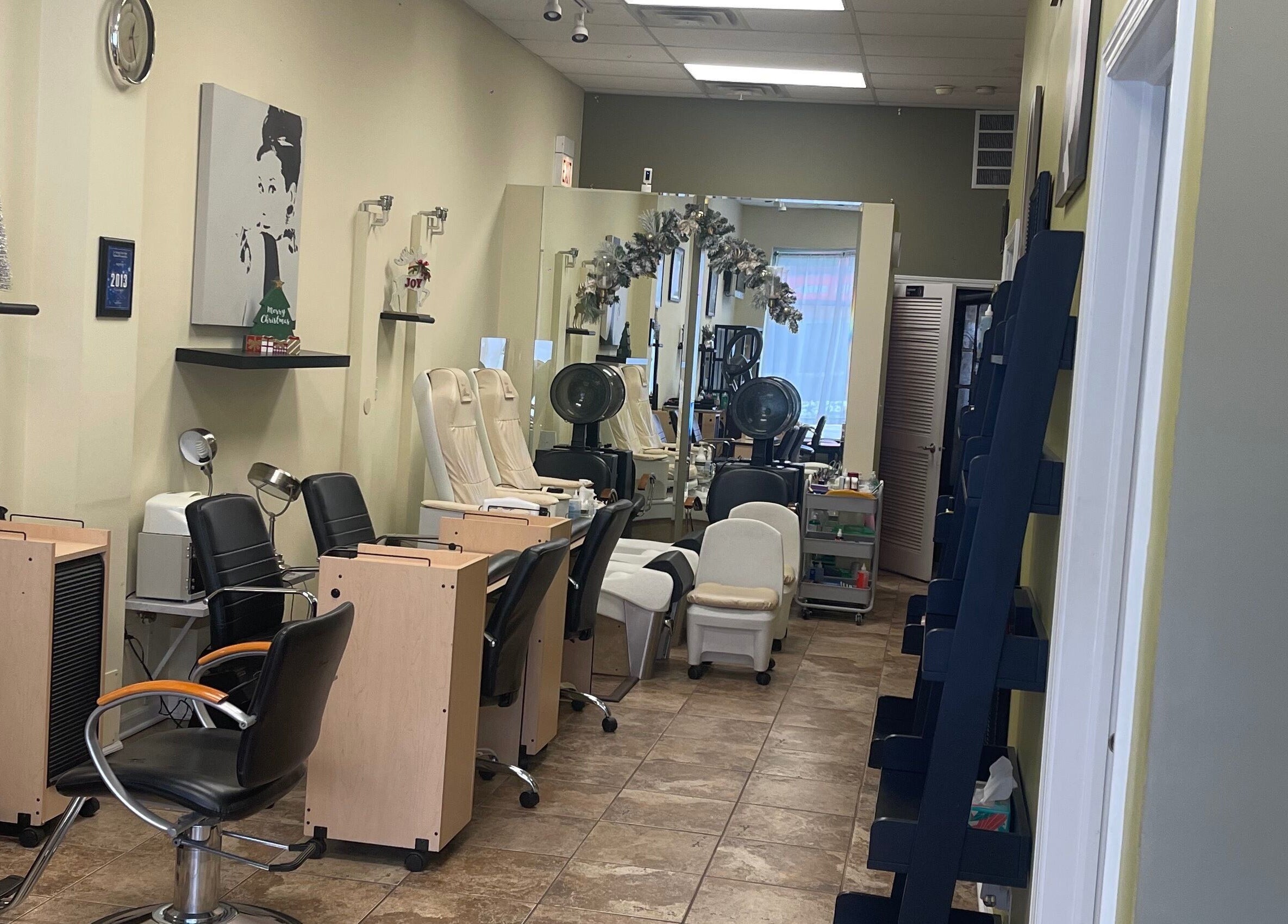 Cozy interior of Le Salon & Spa in Chicago, Illinois, US showing stylish chairs and elegant decor.