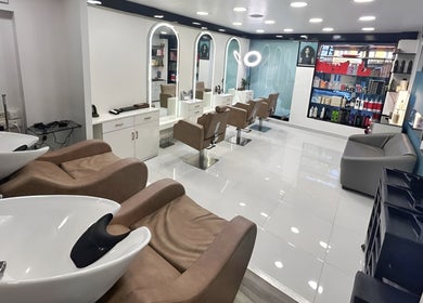 Modern and elegant interior of Elanza de Look Unisex Salon & Spa in Bogmalo, Goa, IN with styling chairs and mirrors.