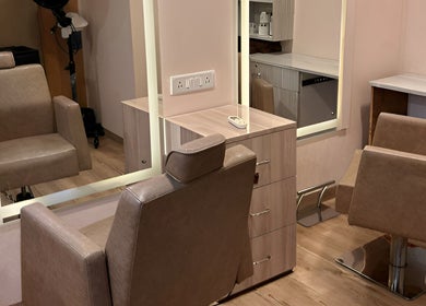 Stylish salon chairs in Elanza de Look Unisex Salon & Spa, Bogmalo, Goa, IN, reflecting elegance and comfort.