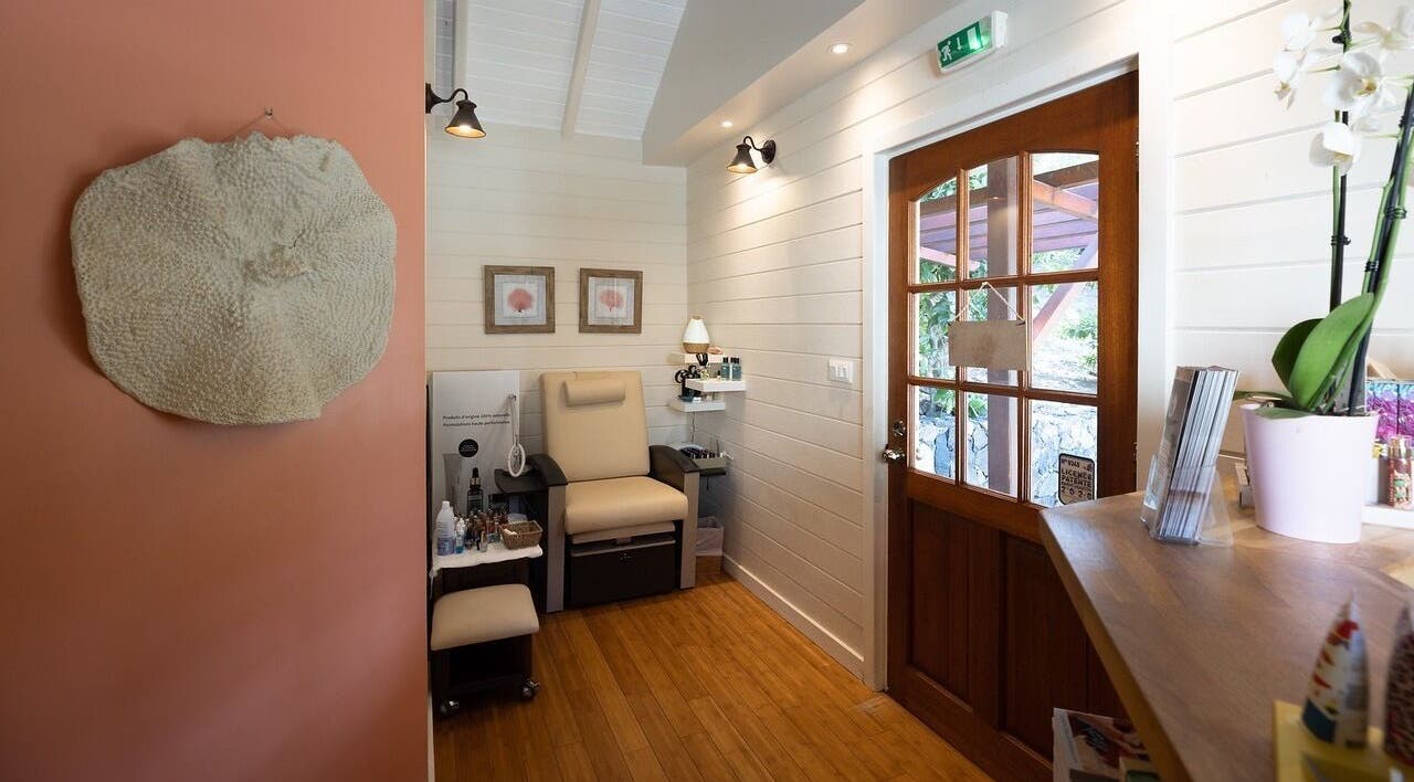 Reception area of TI Spa at Grand case, Collectivité De Saint-martin, MF with serene decor.