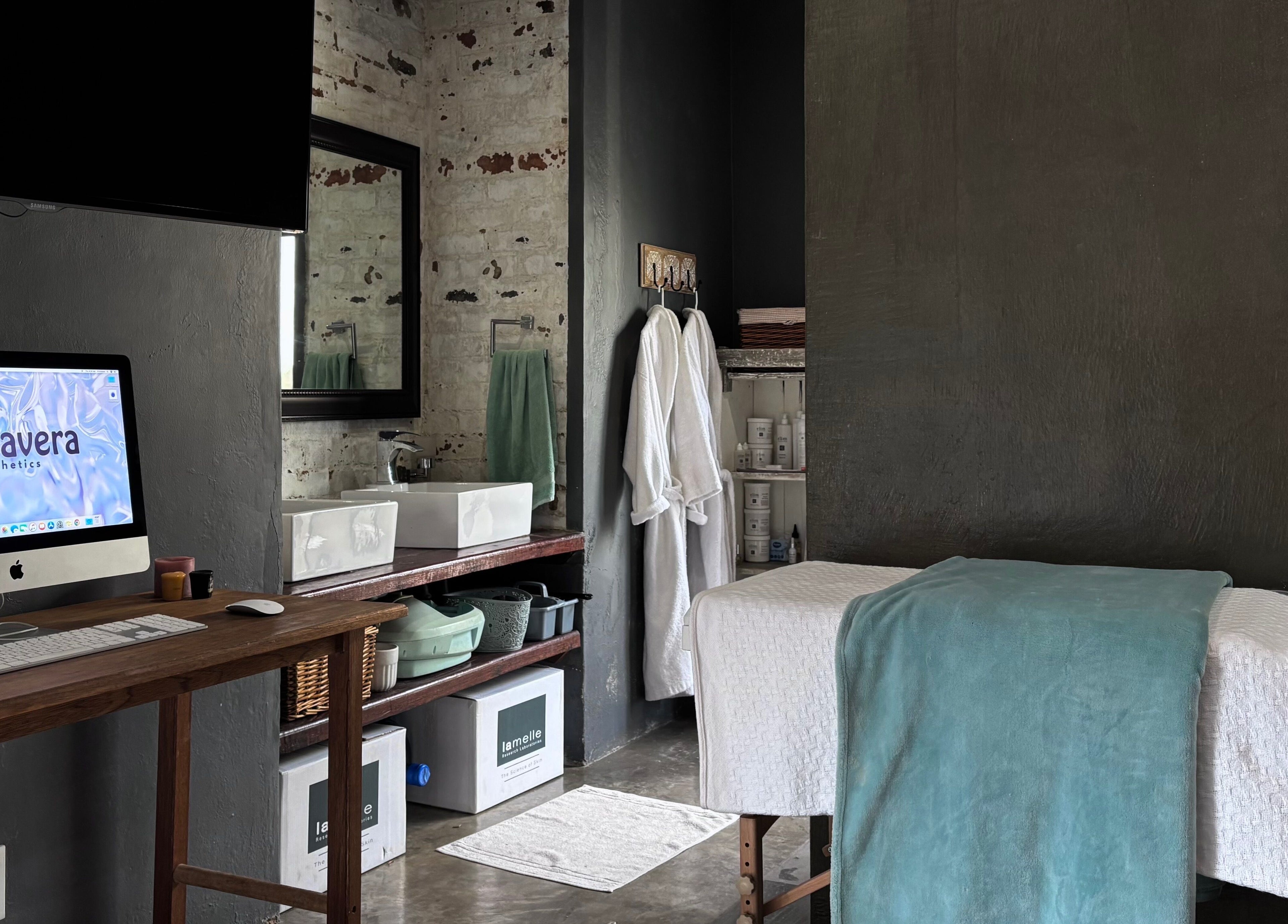 Relaxing treatment room at Primavera Aesthetics, Olifantsfontein, Gauteng, ZA with modern decor and serene ambiance.