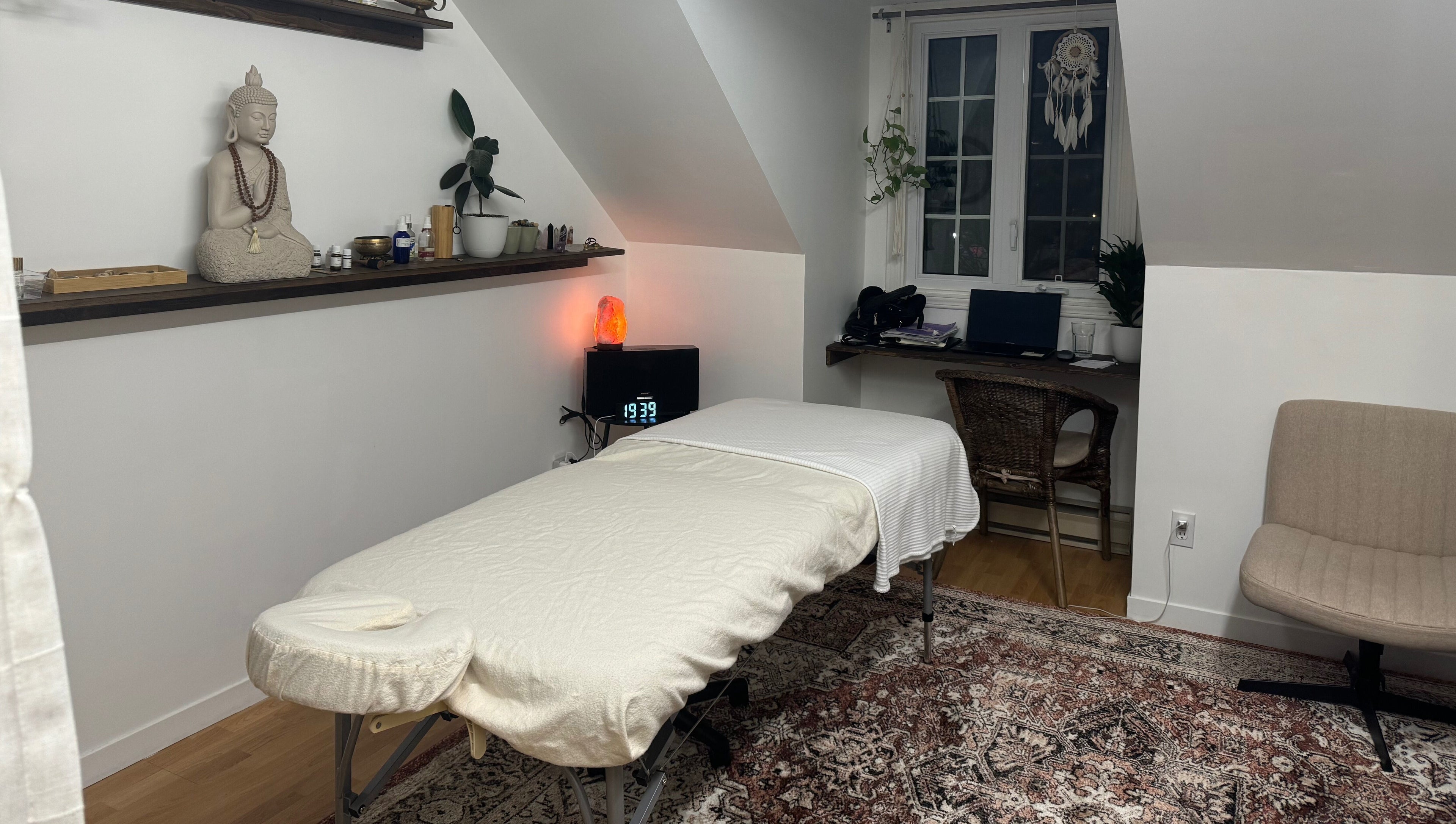 Intérieur zen de Kim Béland Fortin à Saint-Augustin de Desmaures, Québec, CA avec table de massage et décoration apaisante.