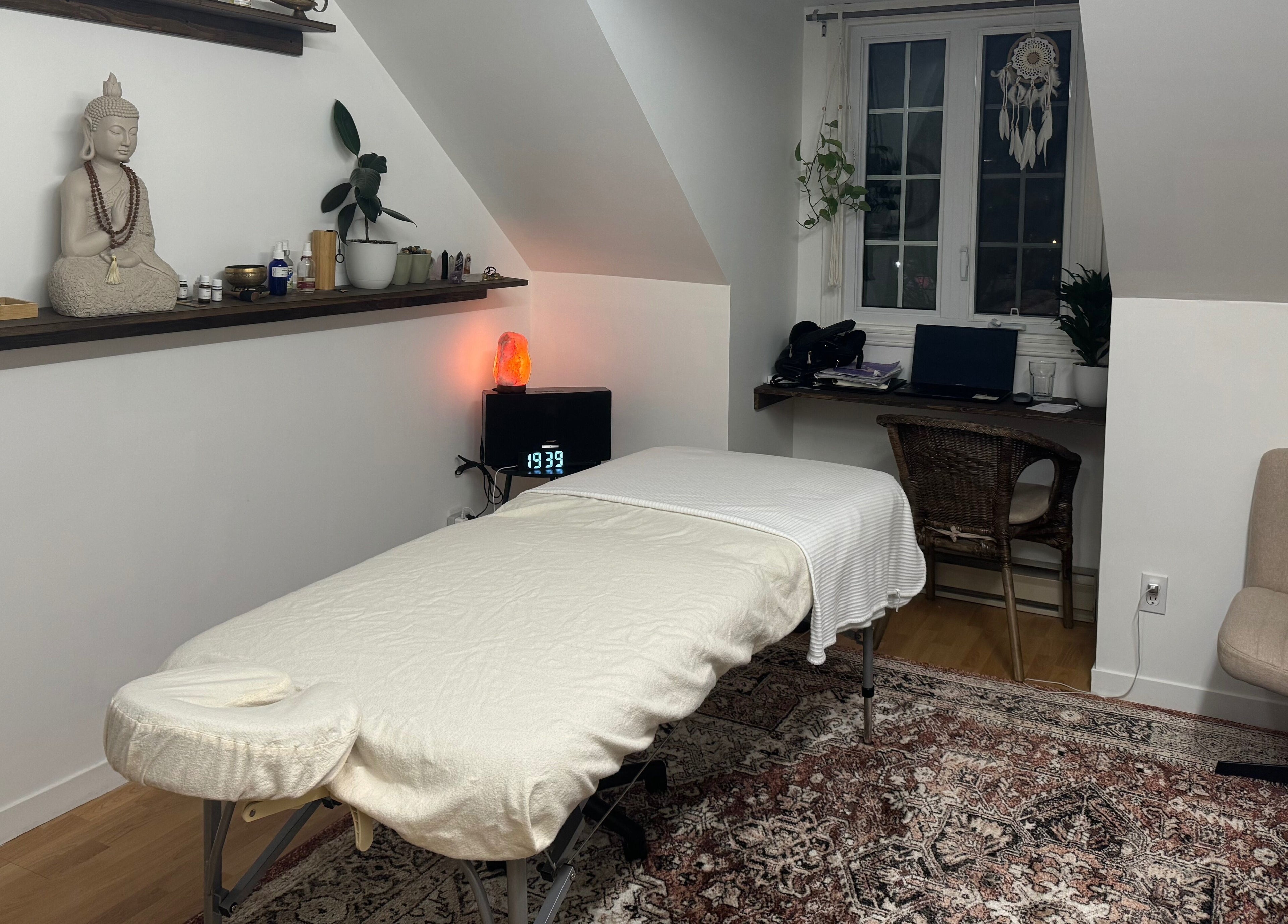 Intérieur zen de Kim Béland Fortin à Saint-Augustin de Desmaures, Québec, CA avec table de massage et décoration apaisante.