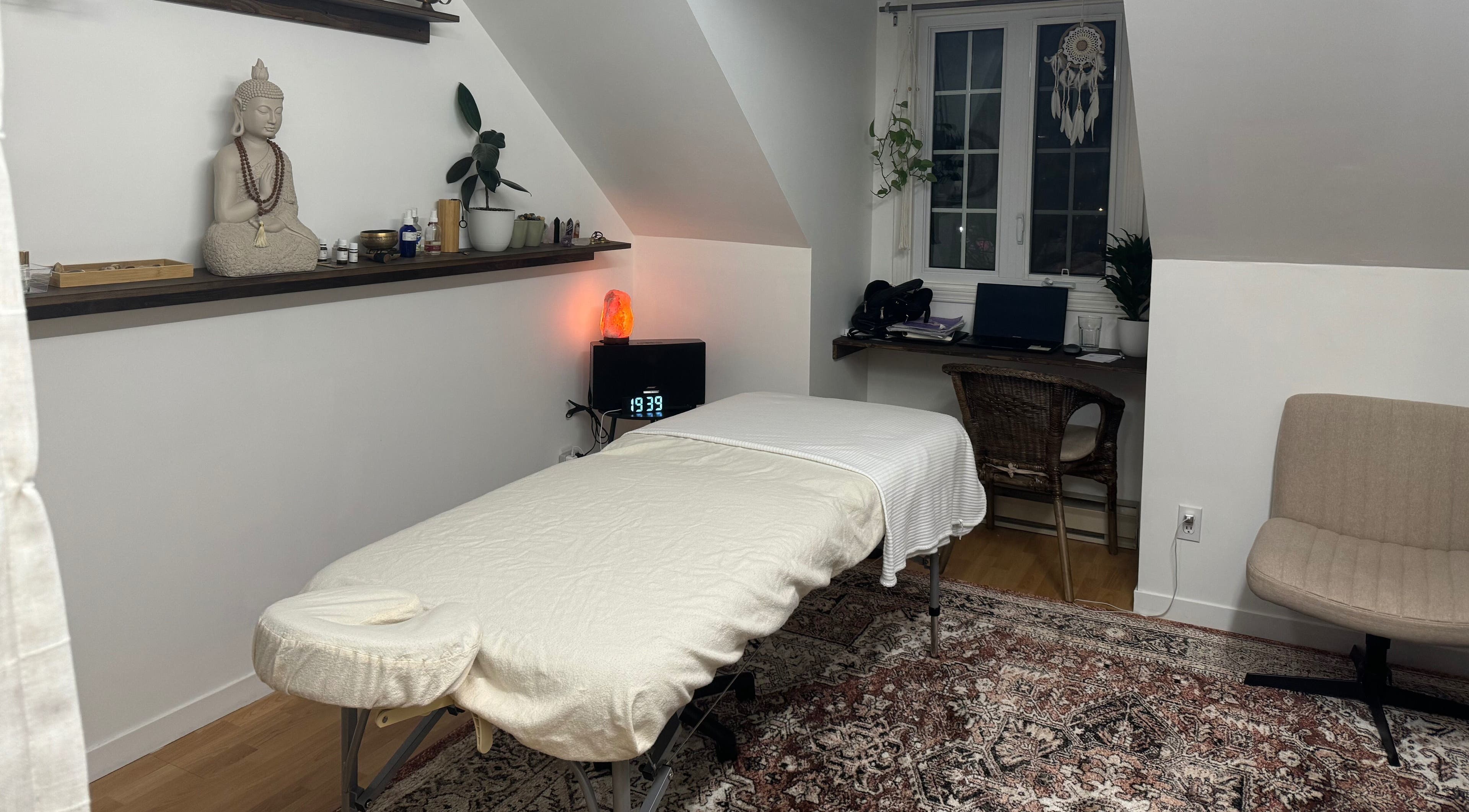Intérieur zen de Kim Béland Fortin à Saint-Augustin de Desmaures, Québec, CA avec table de massage et décoration apaisante.