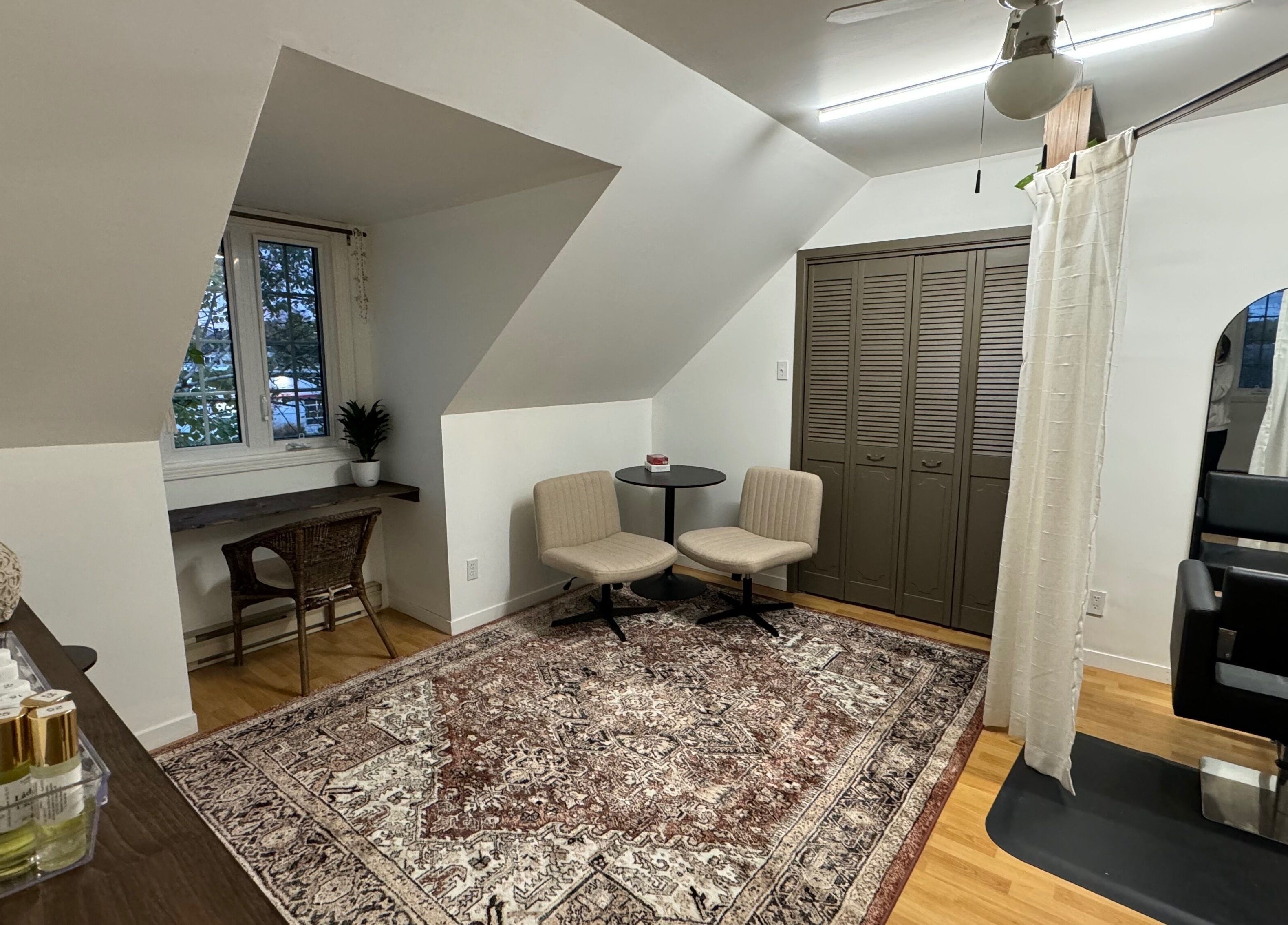 Espace de détente chez Kim Béland Fortin à Saint-Augustin de Desmaures, Québec, CA avec déco paisible.