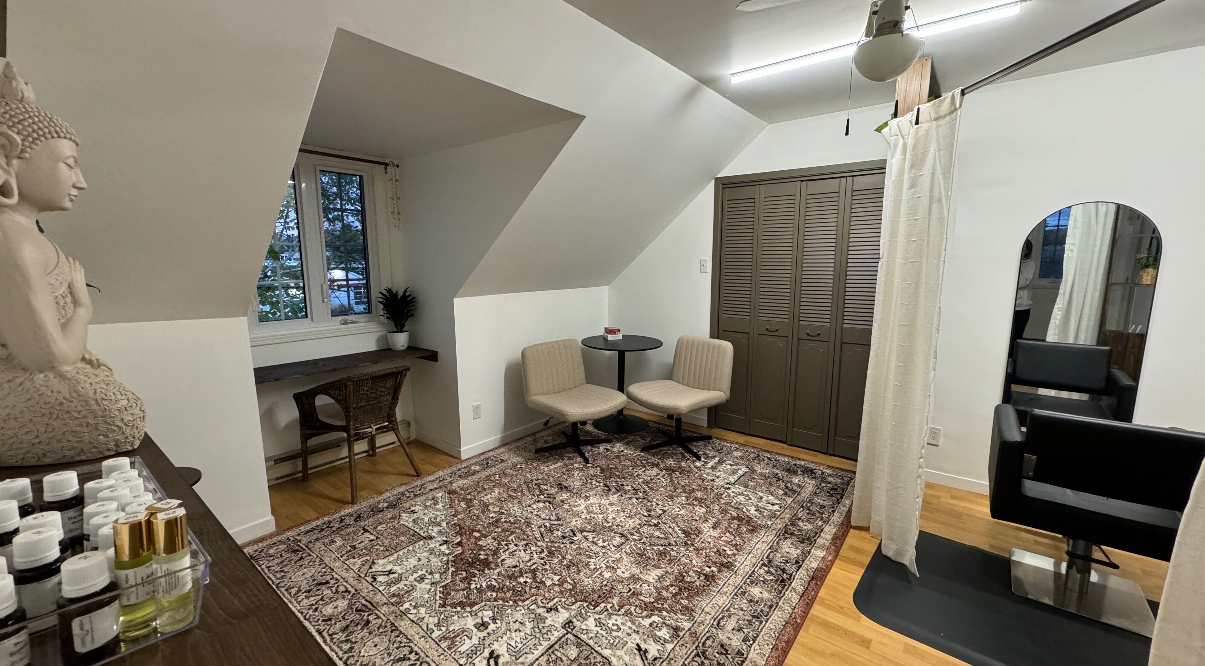 Espace de détente chez Kim Béland Fortin à Saint-Augustin de Desmaures, Québec, CA avec déco paisible.