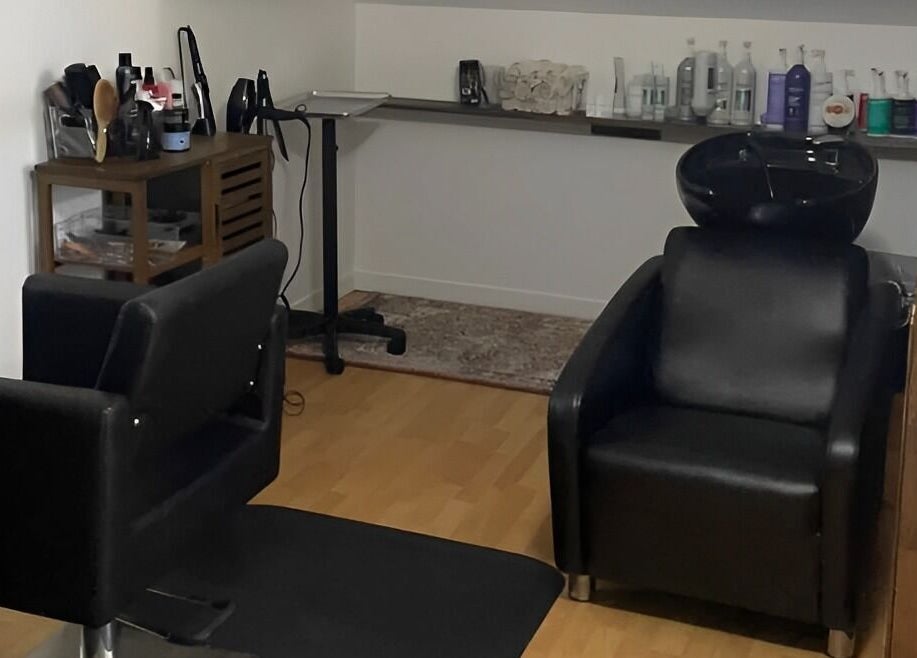 Intérieur du salon Kim Béland Fortin à Saint-Augustin de Desmaures, Québec, CA, avec des fauteuils élégants et des produits.