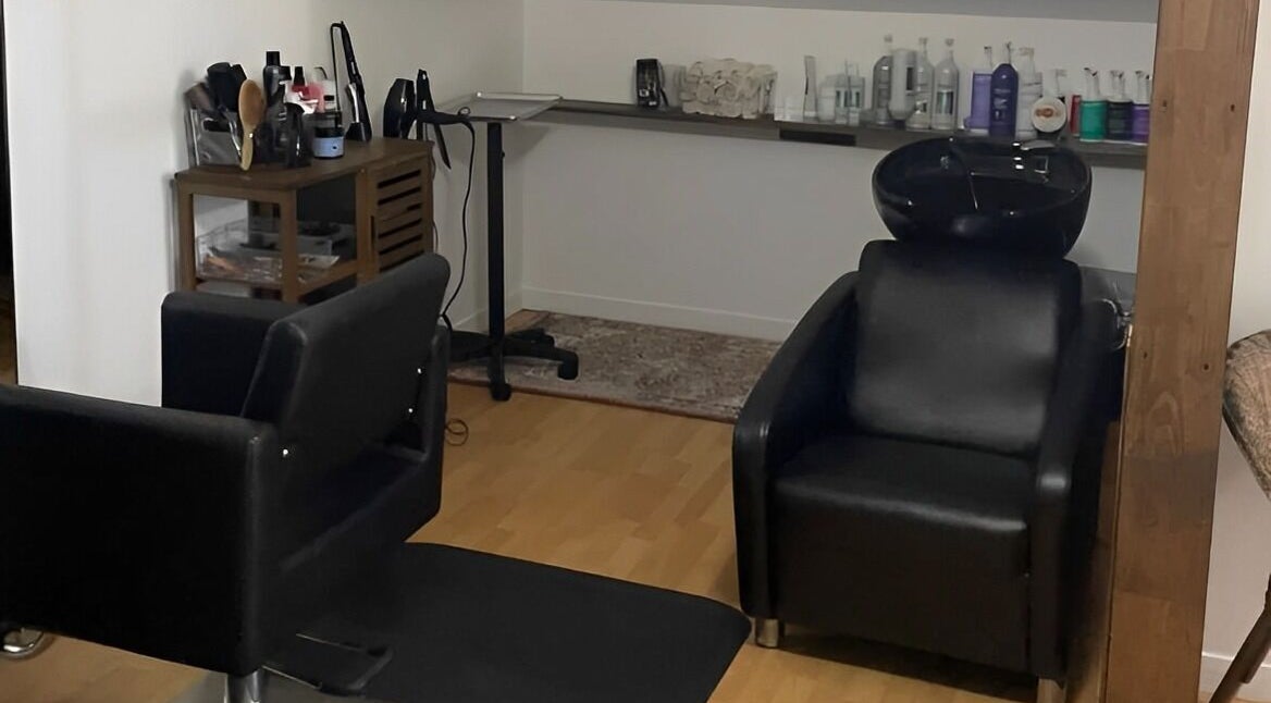 Intérieur du salon Kim Béland Fortin à Saint-Augustin de Desmaures, Québec, CA, avec des fauteuils élégants et des produits.