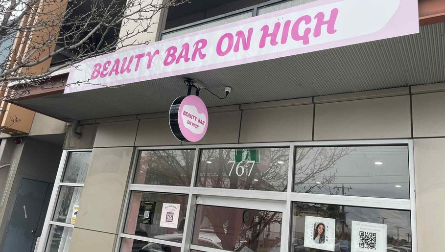 Entrance of Gelled by NR in Melbourne, Victoria, AU with a pink Beauty Bar sign.