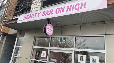 Entrance of Gelled by NR in Melbourne, Victoria, AU with a pink Beauty Bar sign.