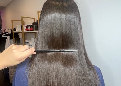 Coiffure lisse à Clinique SL Esthétique Chambly, Chambly, Québec, CA, démontrant un soin capillaire professionnel.