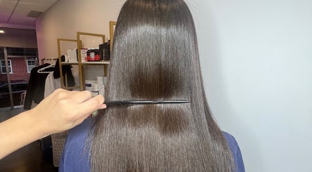 Coiffure lisse à Clinique SL Esthétique Chambly, Chambly, Québec, CA, démontrant un soin capillaire professionnel.