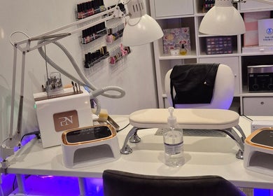 Moderne nagelstudio bij Nailcare Nathalie, Kerkrade Limburg NL, met apparatuur en comfortabele zitplaats.