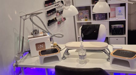 Moderne nagelstudio bij Nailcare Nathalie, Kerkrade Limburg NL, met apparatuur en comfortabele zitplaats.