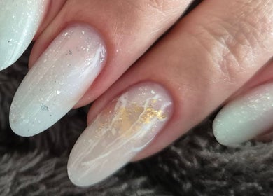 Elegante, glinsterende nagels verzorgd bij Nailcare Nathalie, Kerkrade, Limburg, NL.