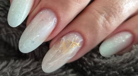 Elegante, glinsterende nagels verzorgd bij Nailcare Nathalie, Kerkrade, Limburg, NL.