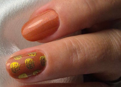 Elegant nagelontwerp bij Nailcare Nathalie in Kerkrade, Limburg, NL met glinsterende bruine lak en motief.