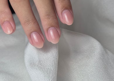 Perfecte manicure bij Nailcare Nathalie in Kerkrade, Limburg, NL met glanzende roze nagels.