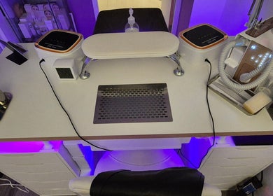 Moderne nagelstudio bij Nailcare Nathalie in Kerkrade, Limburg, NL met geavanceerde apparatuur en sfeervolle verlichting.