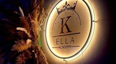 KELLA lash academy