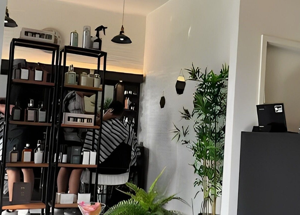 Interno di MisterX Lugano, Lugano, Ticino, CH, con scaffali di prodotti di bellezza e stile raffinato.