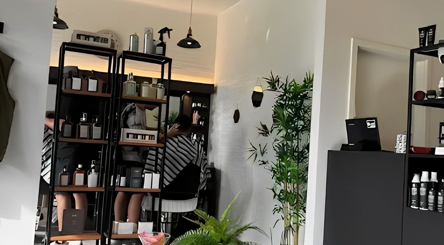 Interno di MisterX Lugano, Lugano, Ticino, CH, con scaffali di prodotti di bellezza e stile raffinato.