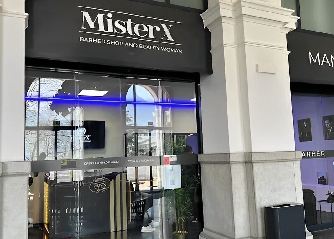 Ingresso del salone MisterX Lugano, elegante facciata in vetro a Lugano, Ticino, CH.