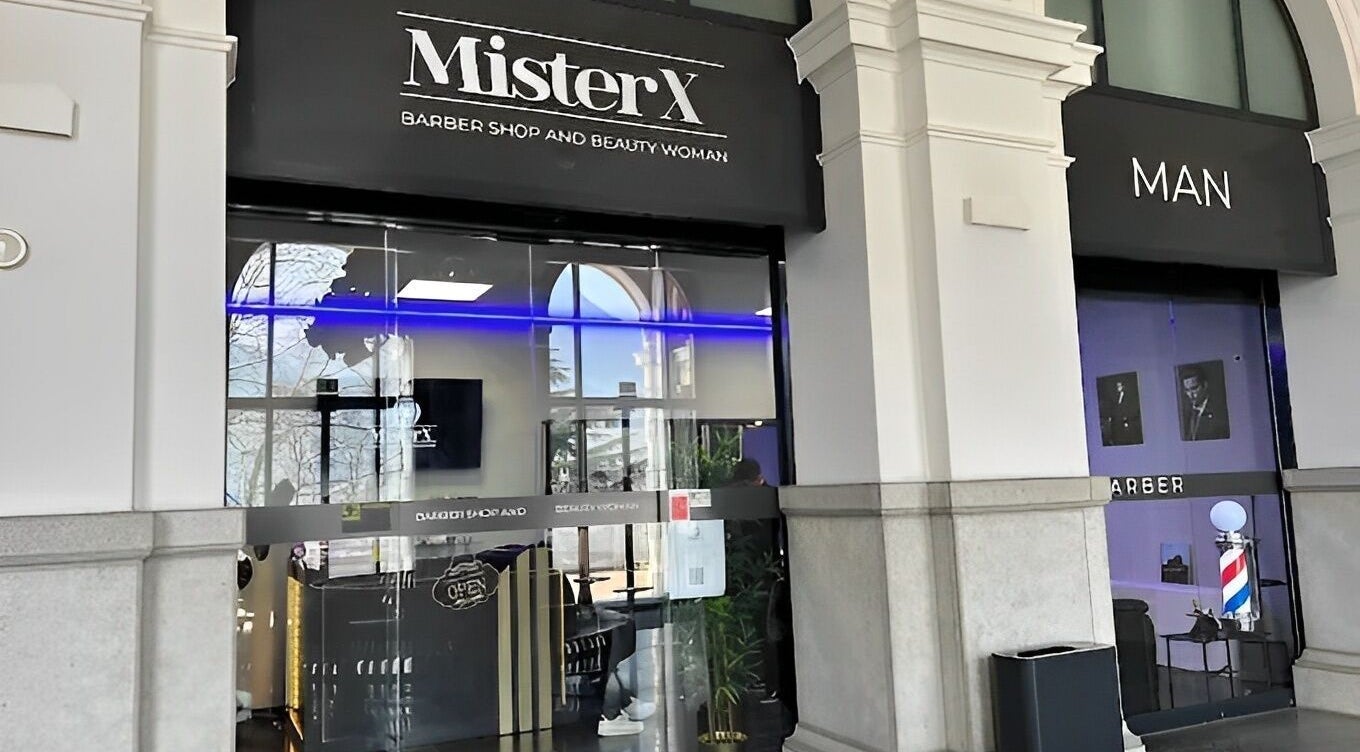 Ingresso del salone MisterX Lugano, elegante facciata in vetro a Lugano, Ticino, CH.