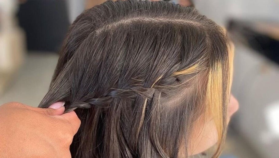 Trança detalhada em cabelo escuro no Studio Gloria Sousa, Rio De Janeiro, Rio De Janeiro, BR.