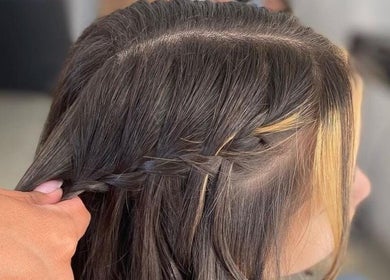 Trança detalhada em cabelo escuro no Studio Gloria Sousa, Rio De Janeiro, Rio De Janeiro, BR.