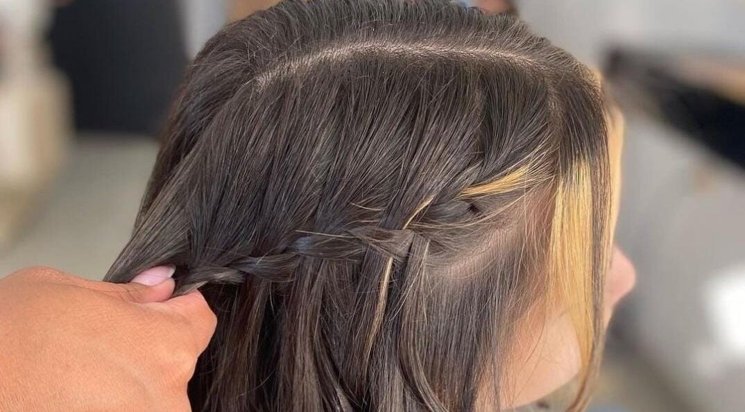 Trança detalhada em cabelo escuro no Studio Gloria Sousa, Rio De Janeiro, Rio De Janeiro, BR.