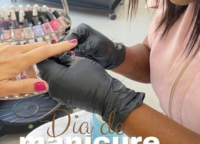 Serviço de manicure em Studio Gloria Sousa, Rio De Janeiro, com profissional cuidando das unhas de uma cliente.