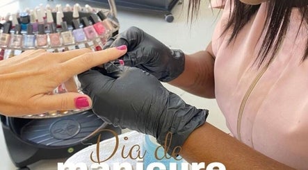 Serviço de manicure em Studio Gloria Sousa, Rio De Janeiro, com profissional cuidando das unhas de uma cliente.