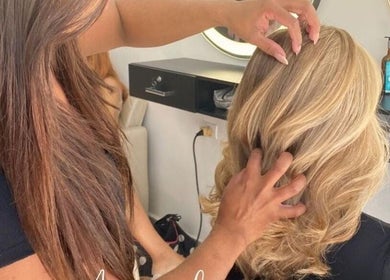 Profissional estilizando cabelo loiro no Studio Gloria Sousa, Rio De Janeiro, Rio De Janeiro, BR.