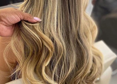 Cabelo loiro ondulado tratado no Studio Gloria Sousa em Rio De Janeiro, RJ, BR, com toques profissionais.