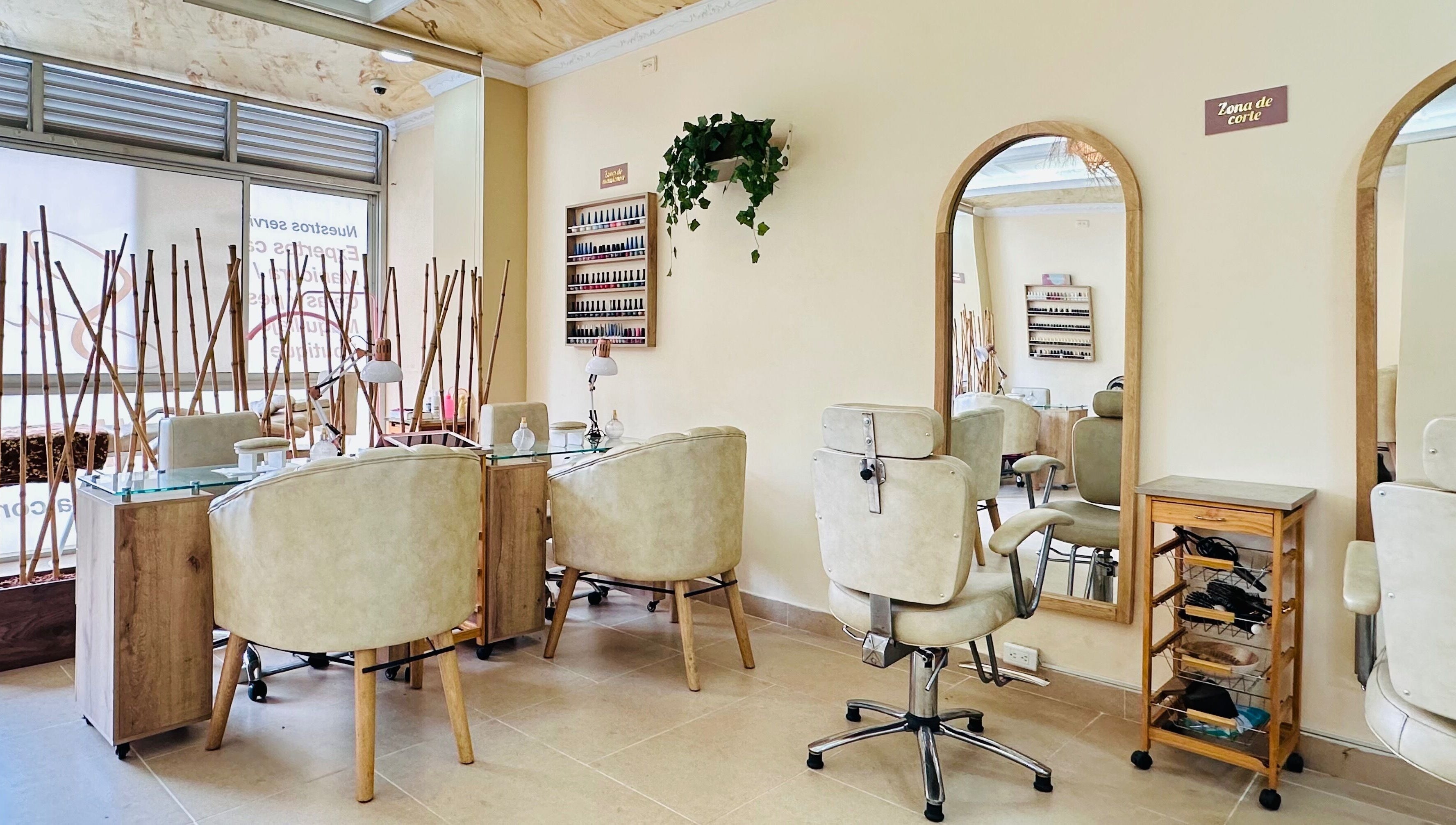 Espacioso interior de Sublime Sala De Belleza en Medellín, Antioquia, CO, con sillas cómodas y amplia iluminación.