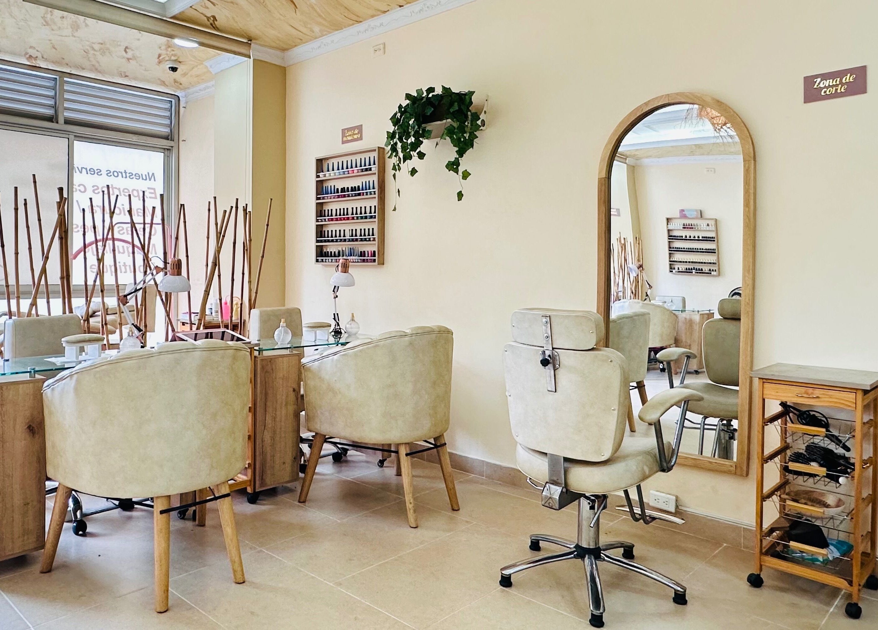 Espacioso interior de Sublime Sala De Belleza en Medellín, Antioquia, CO, con sillas cómodas y amplia iluminación.