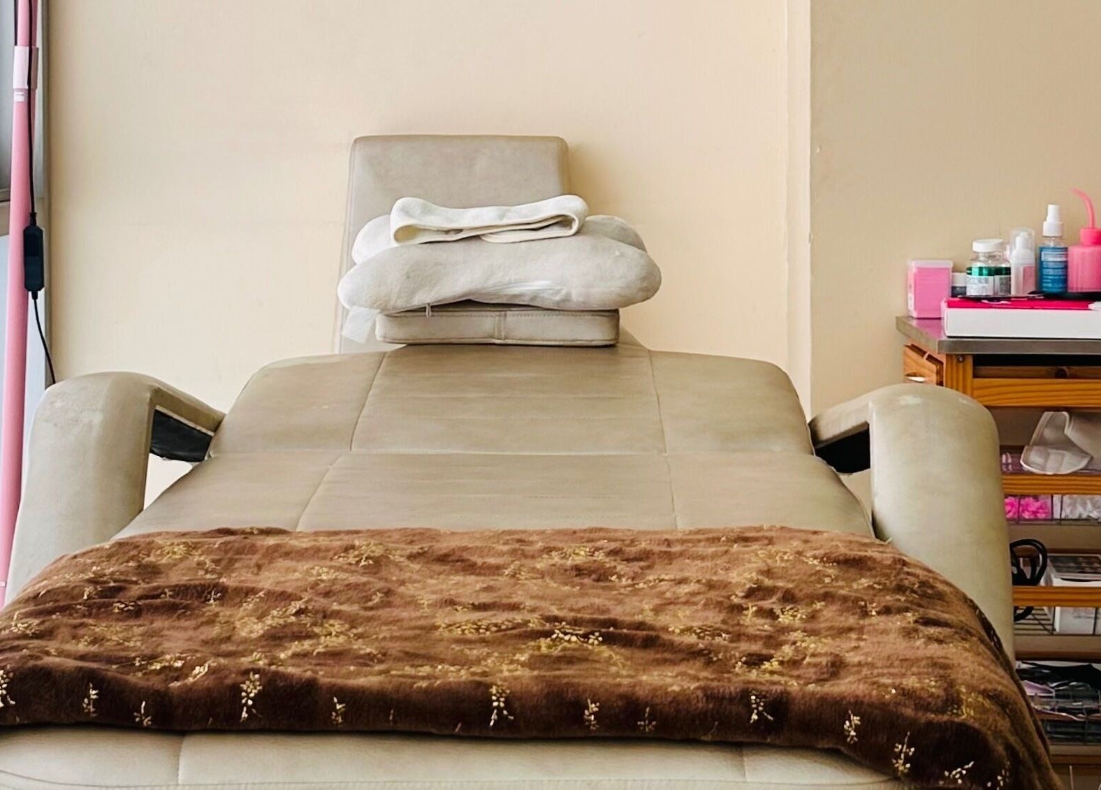 Camilla de tratamiento en Sublime Sala De Belleza en Medellín, Antioquia, CO, equipada para cuidados estéticos.