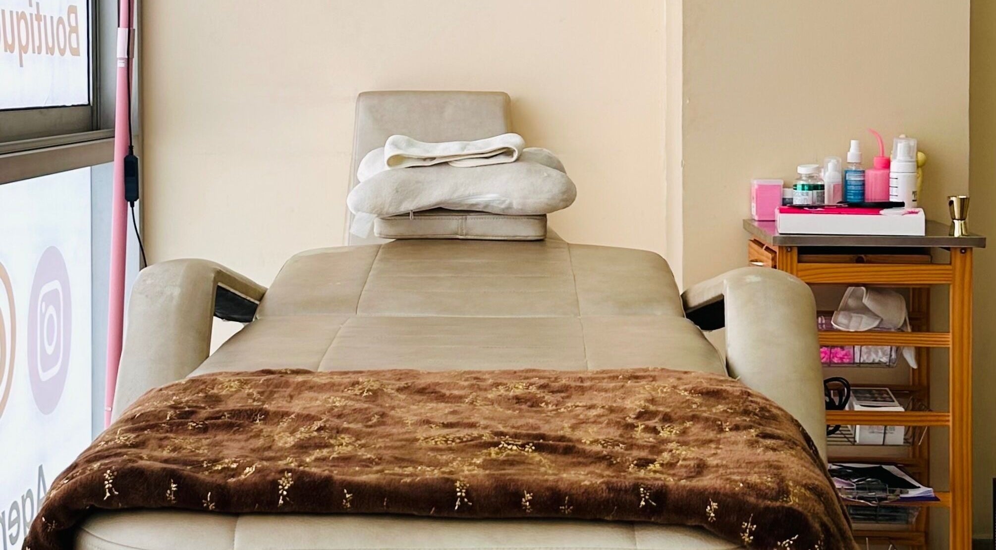 Camilla de tratamiento en Sublime Sala De Belleza en Medellín, Antioquia, CO, equipada para cuidados estéticos.