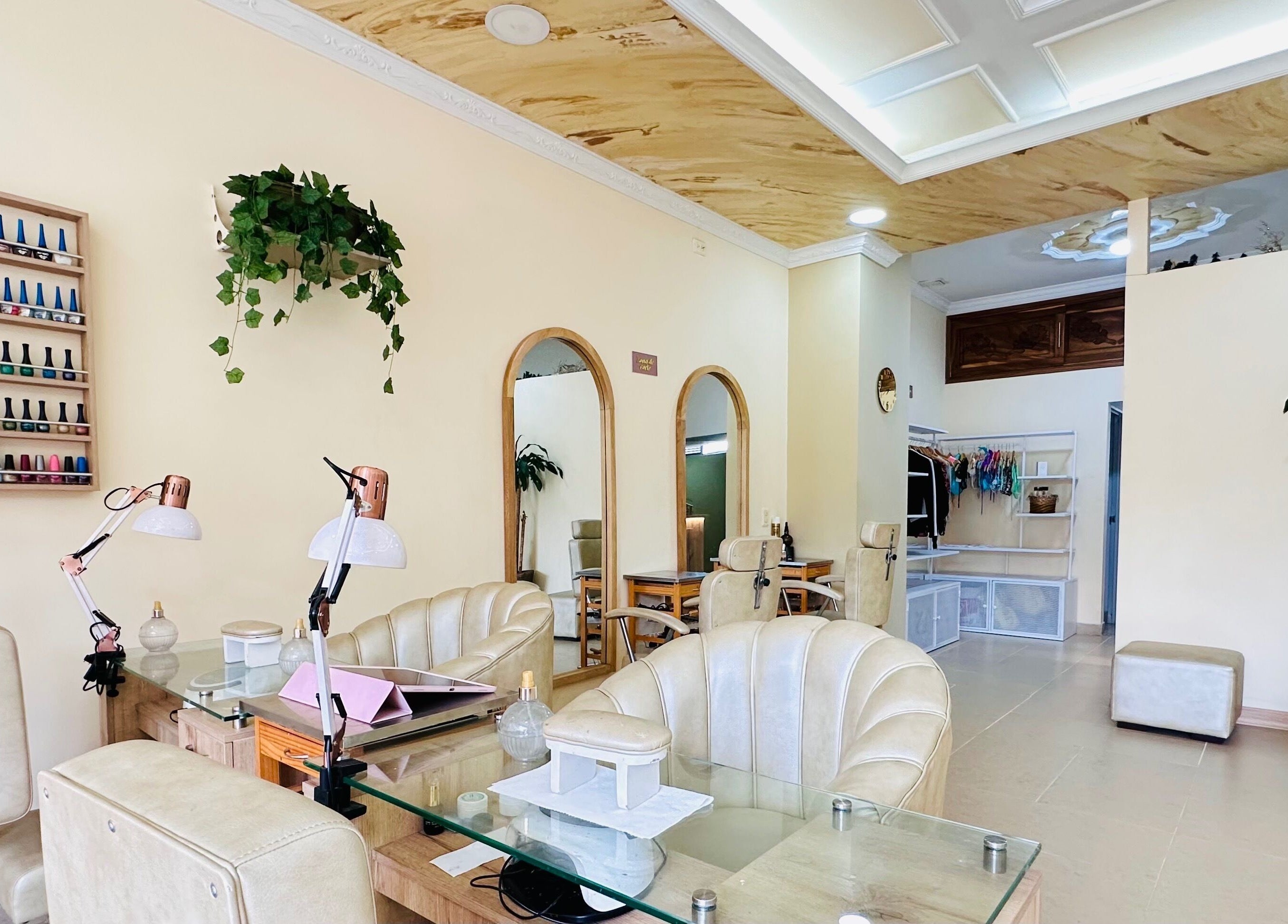 Interior elegante de Sublime Sala De Belleza en Medellín, Antioquia, CO con estación de manicura moderna.