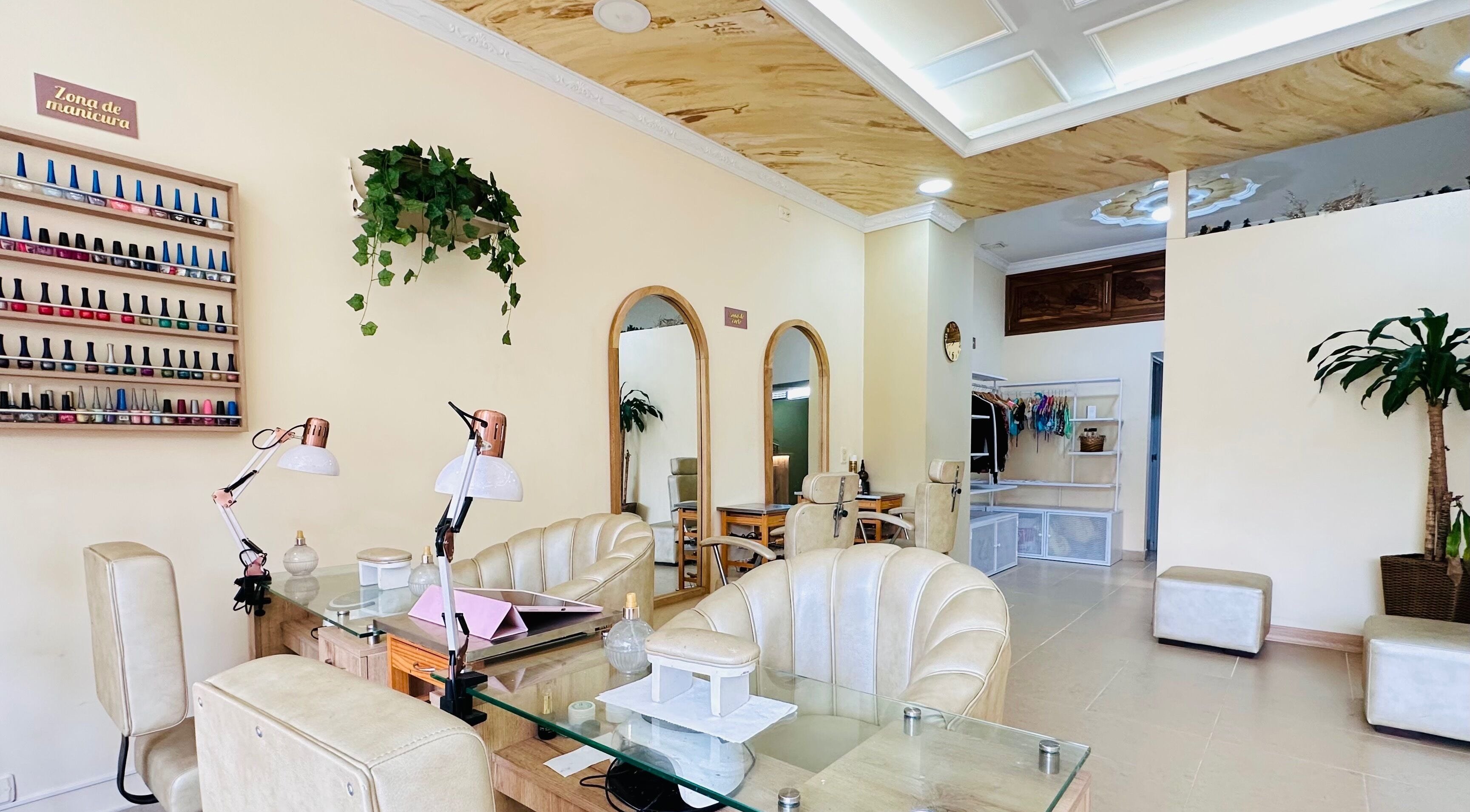 Interior elegante de Sublime Sala De Belleza en Medellín, Antioquia, CO con estación de manicura moderna.