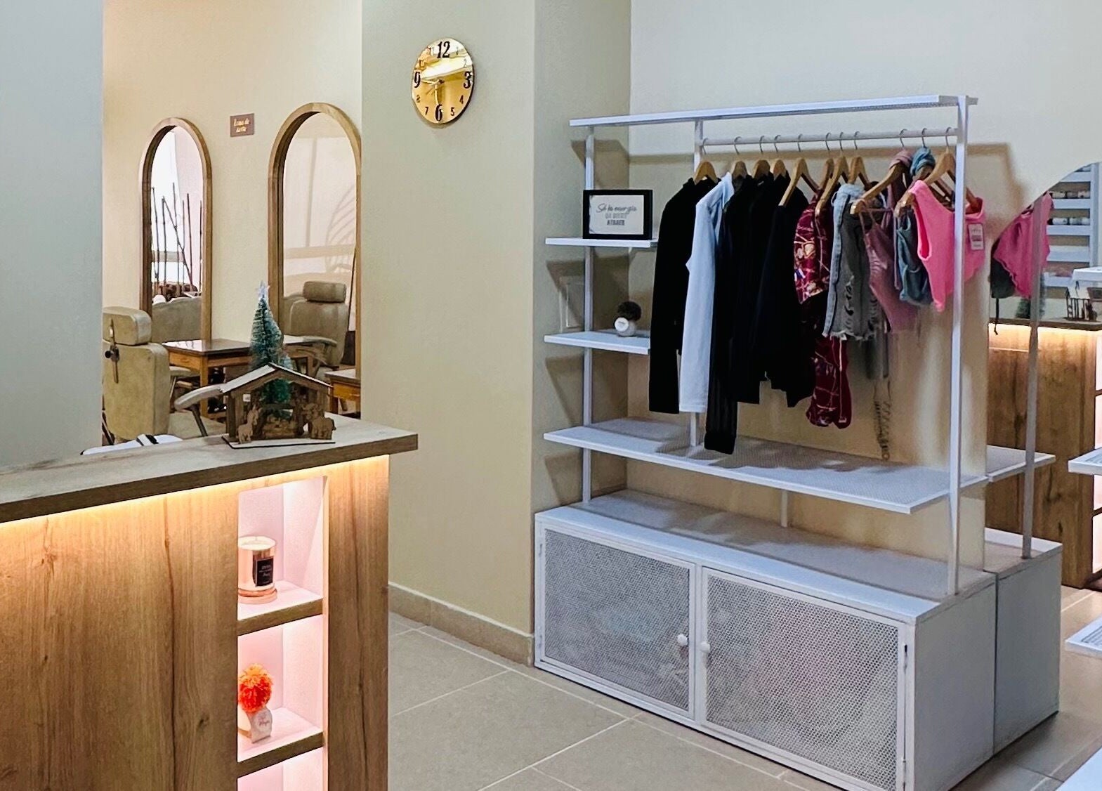 Recepción elegante en Sublime Sala De Belleza, Medellín, Antioquia, CO con estantes y ropa.