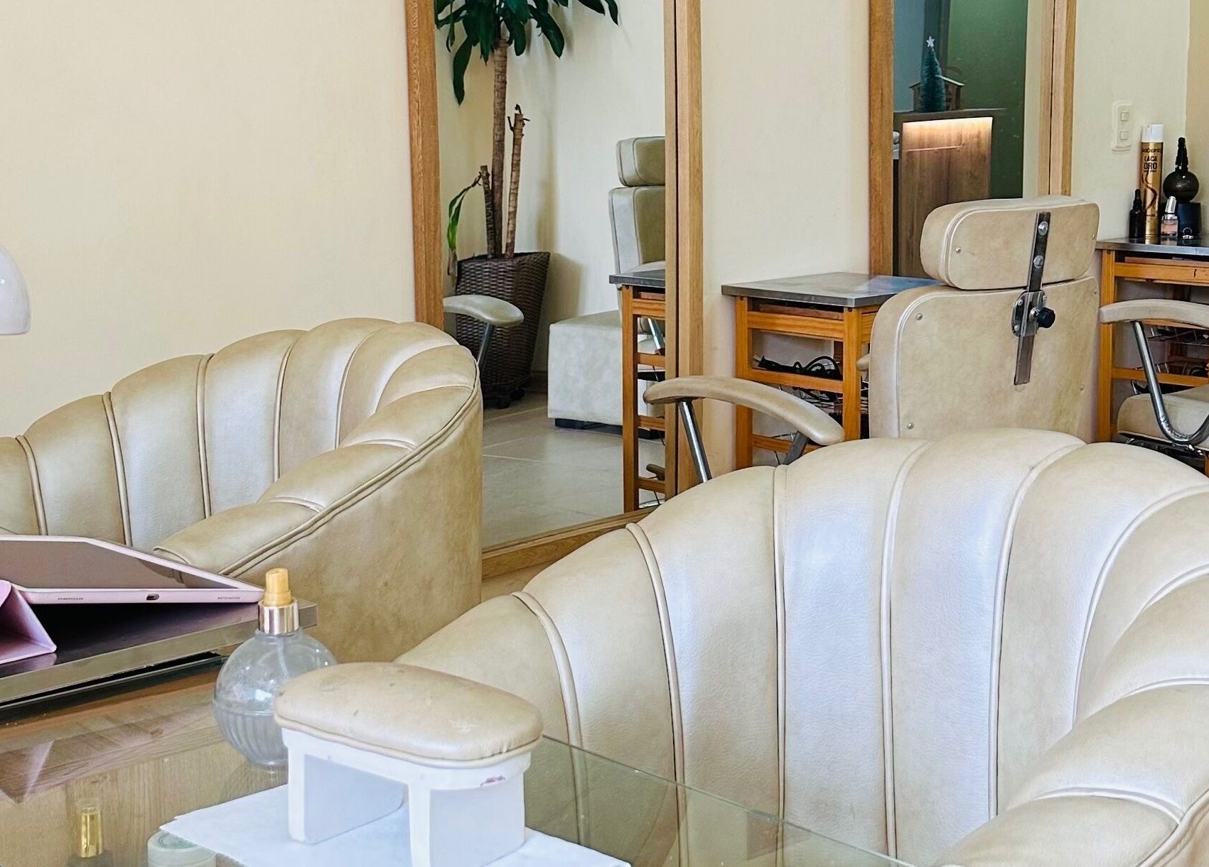 Interior acogedor de Sublime Sala De Belleza en Medellín, Antioquia, CO, con modernos asientos beige.