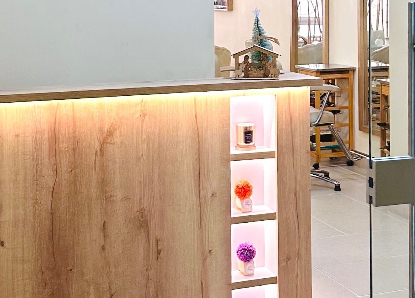 Recepción acogedora en Sublime Sala De Belleza, Medellín, Antioquia, CO con diseño moderno de madera.