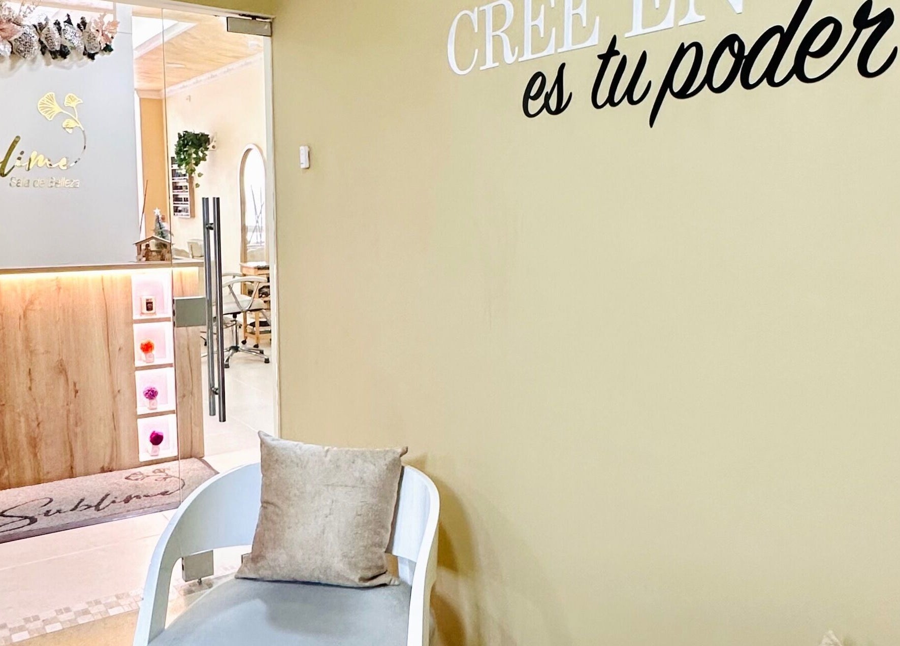 Entrada luminosa de Sublime Sala De Belleza en Medellín, Antioquia, CO con decoración inspiradora.